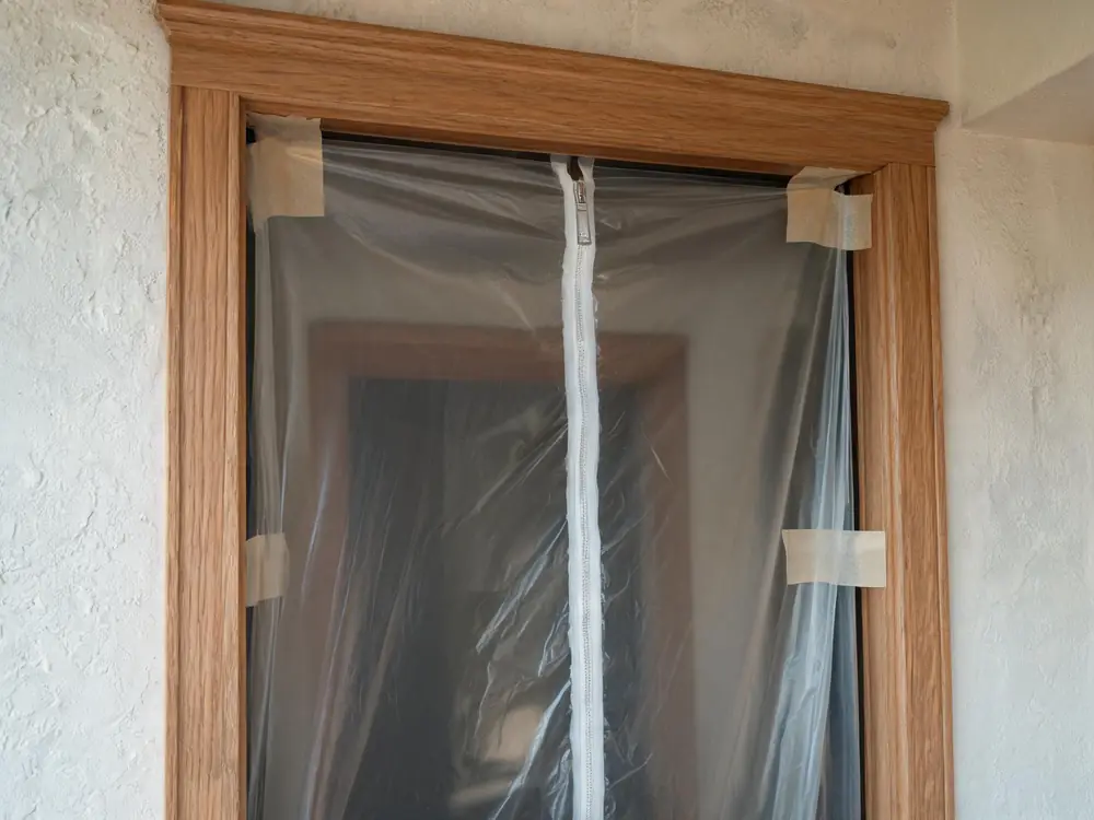 Sealed containment zipper door fitted in an interior doorway