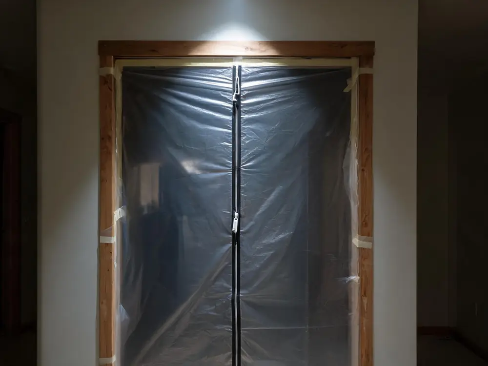 Sealed containment zipper door fitted in an interior doorway